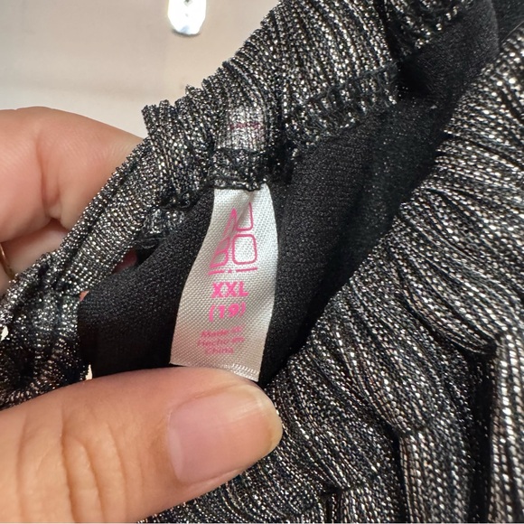 No boundaries metallic thin strap blouse size XXL in good condition - Picture 3 of 5